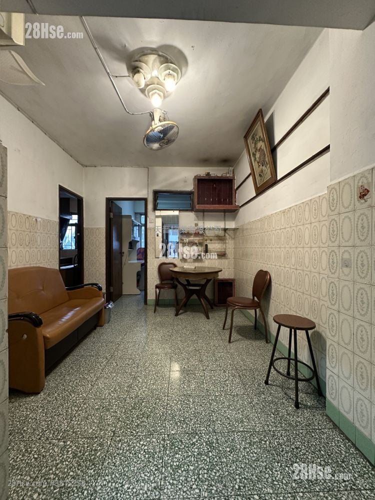 Cheong Shing Court Sell 3 Bedrooms , 1 Bathroom 455 ft²