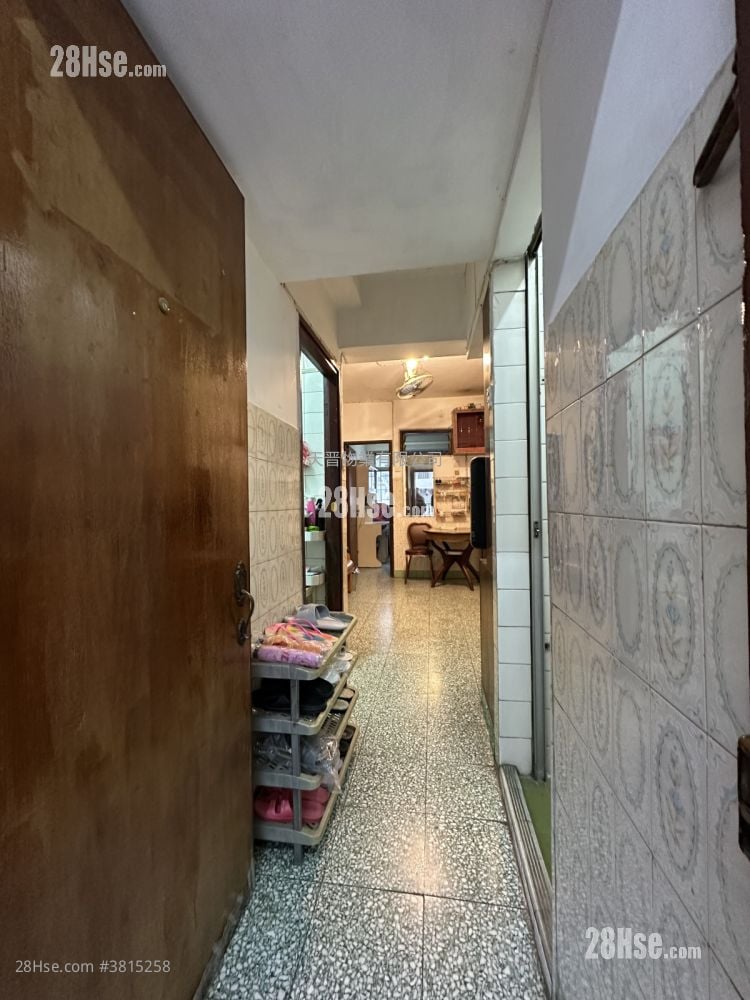 Cheong Shing Court Sell 3 Bedrooms , 1 Bathroom 455 ft²