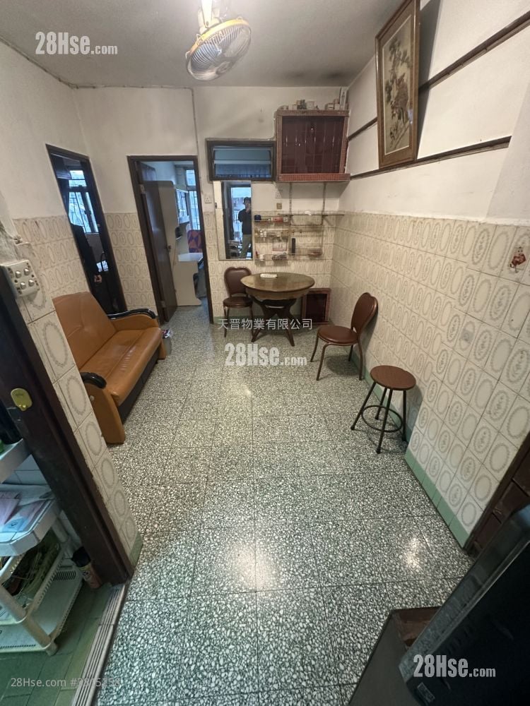 Cheong Shing Court Sell 3 Bedrooms , 1 Bathroom 455 ft²