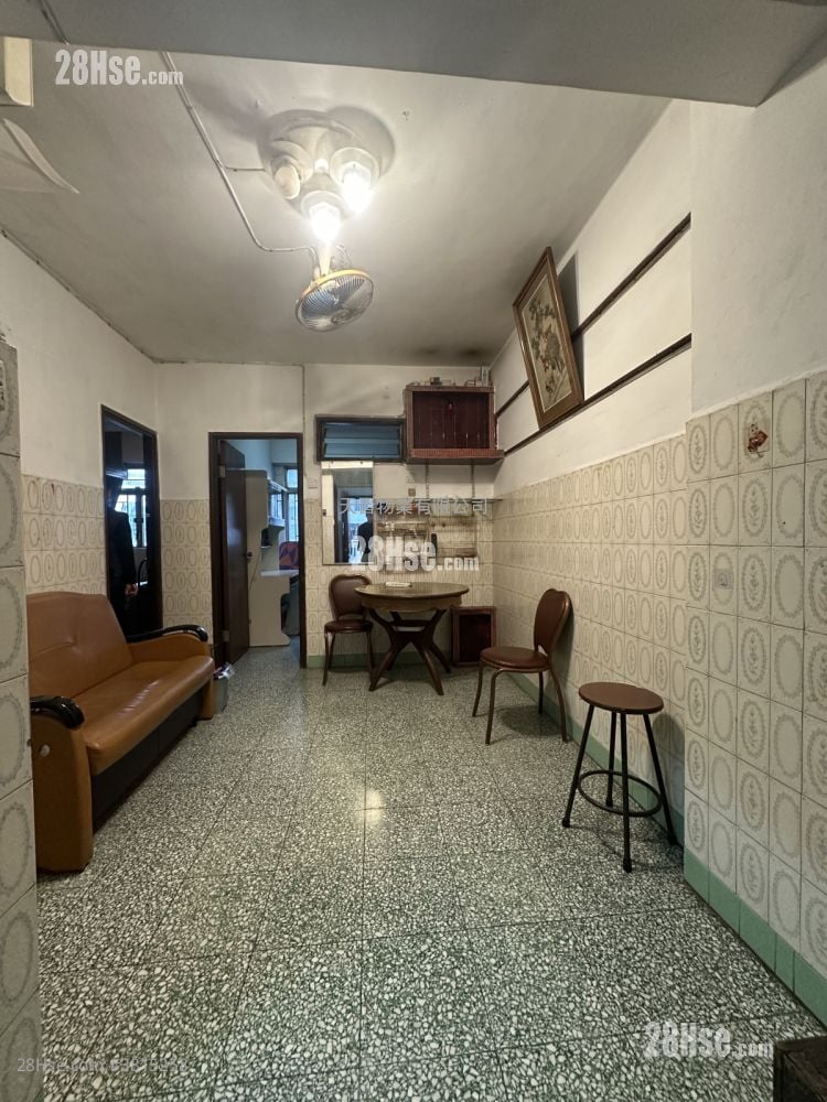 Cheong Shing Court Sell 3 Bedrooms , 1 Bathroom 455 ft²