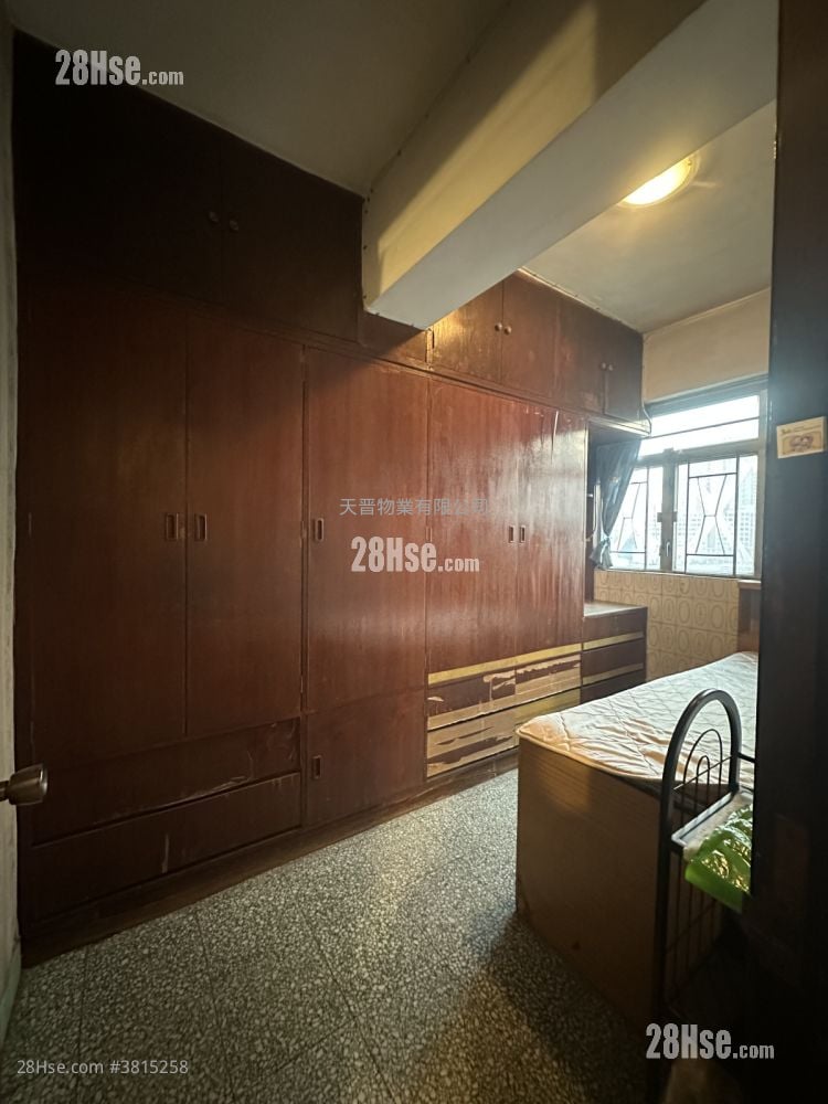 Cheong Shing Court Sell 3 Bedrooms , 1 Bathroom 455 ft²