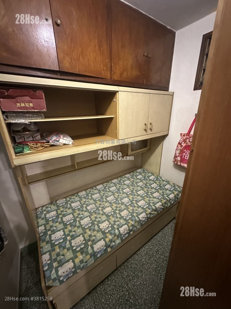 Cheong Shing Court Sell 3 Bedrooms , 1 Bathroom 455 ft²