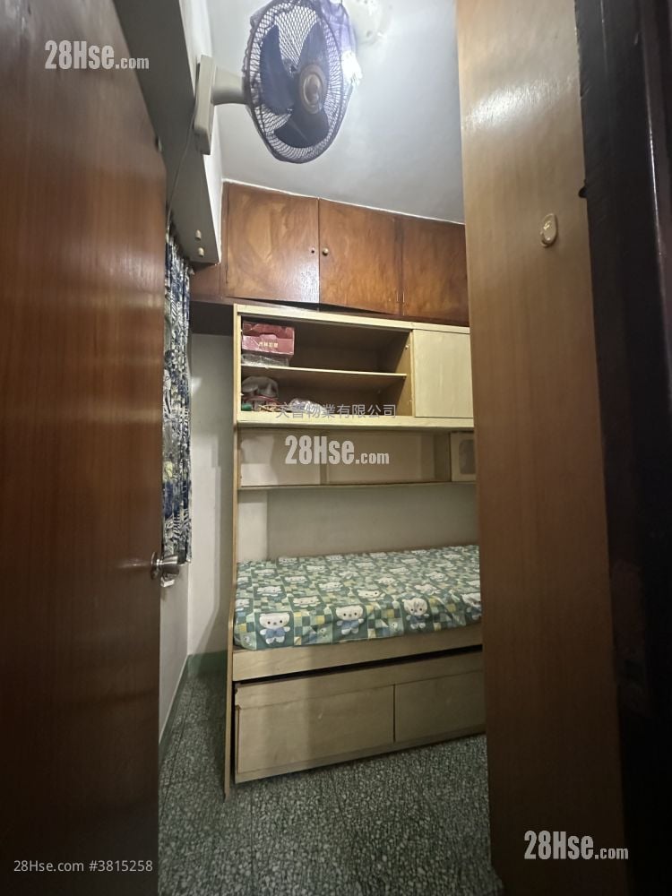 Cheong Shing Court Sell 3 Bedrooms , 1 Bathroom 455 ft²