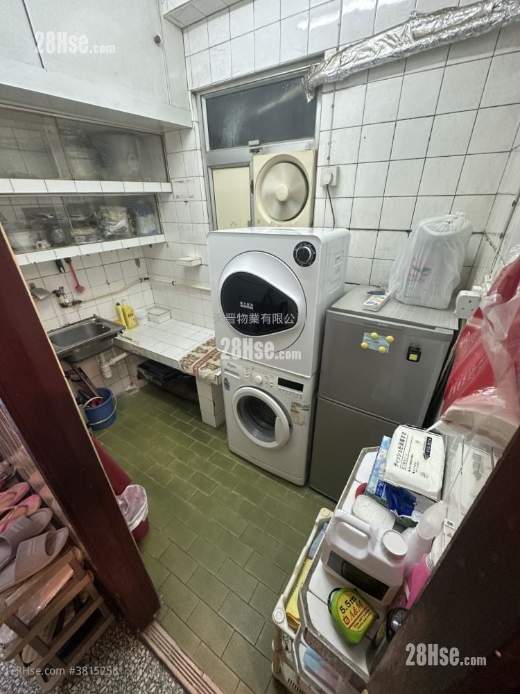 Cheong Shing Court Sell 3 Bedrooms , 1 Bathroom 455 ft²