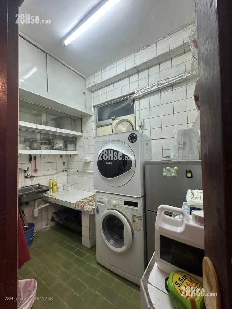 Cheong Shing Court Sell 3 Bedrooms , 1 Bathroom 455 ft²