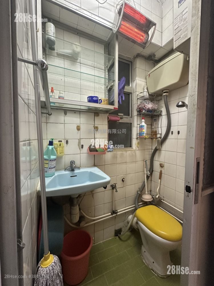 Cheong Shing Court Sell 3 Bedrooms , 1 Bathroom 455 ft²