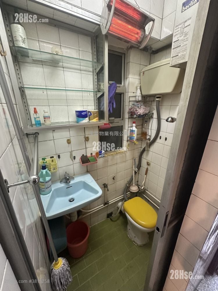 Cheong Shing Court Sell 3 Bedrooms , 1 Bathroom 455 ft²