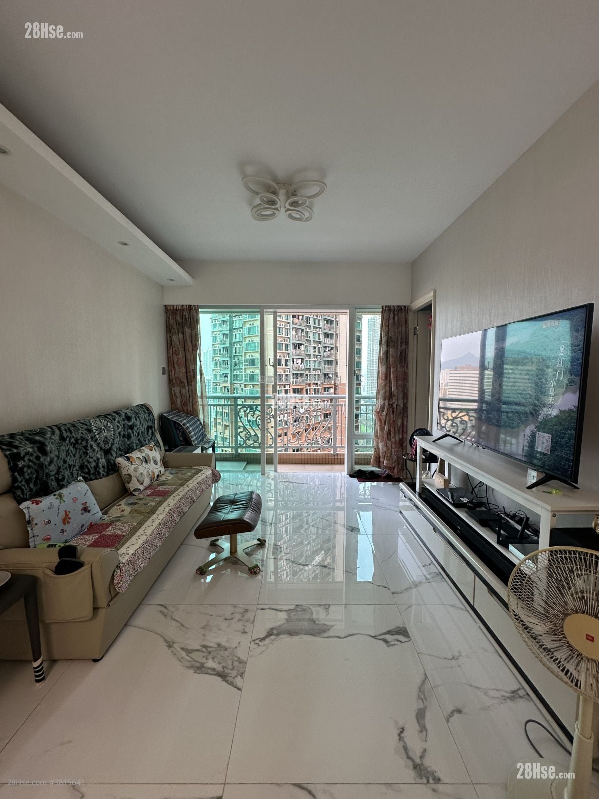 都会駅 售盘 3 房 , 2 浴室 651 平方尺