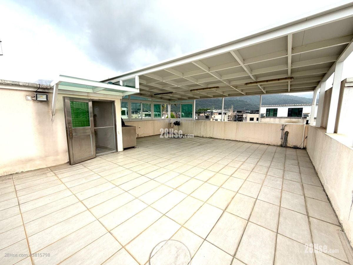 天台: 村屋 售盤 4 房 , 3 浴室 1,400 平方呎