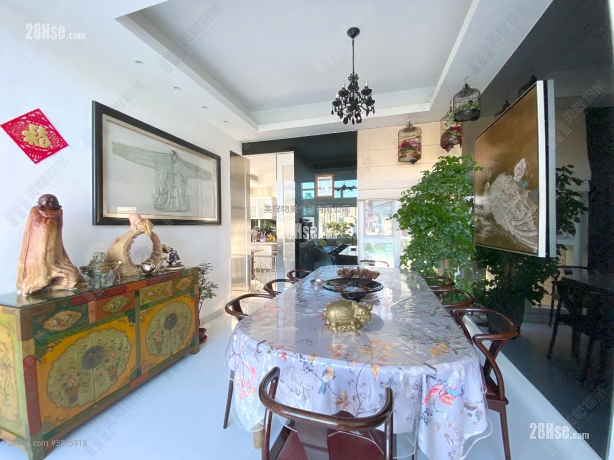 The Grandville Sell 5+ Bedrooms 1,385 ft²