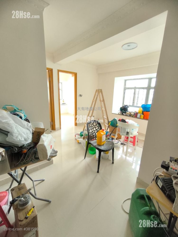living room: Ho Shun King Building Rental 2 Bedrooms , 1 Bathroom 358 ft²