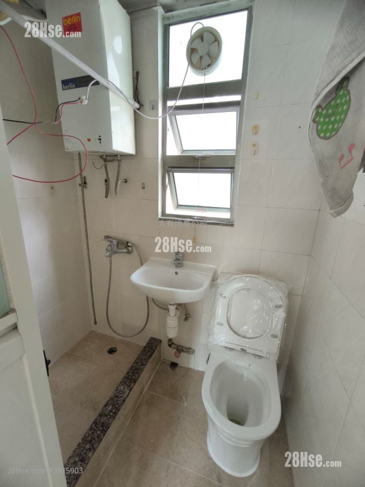 bathroom: Ho Shun King Building Rental 2 Bedrooms , 1 Bathroom 358 ft²