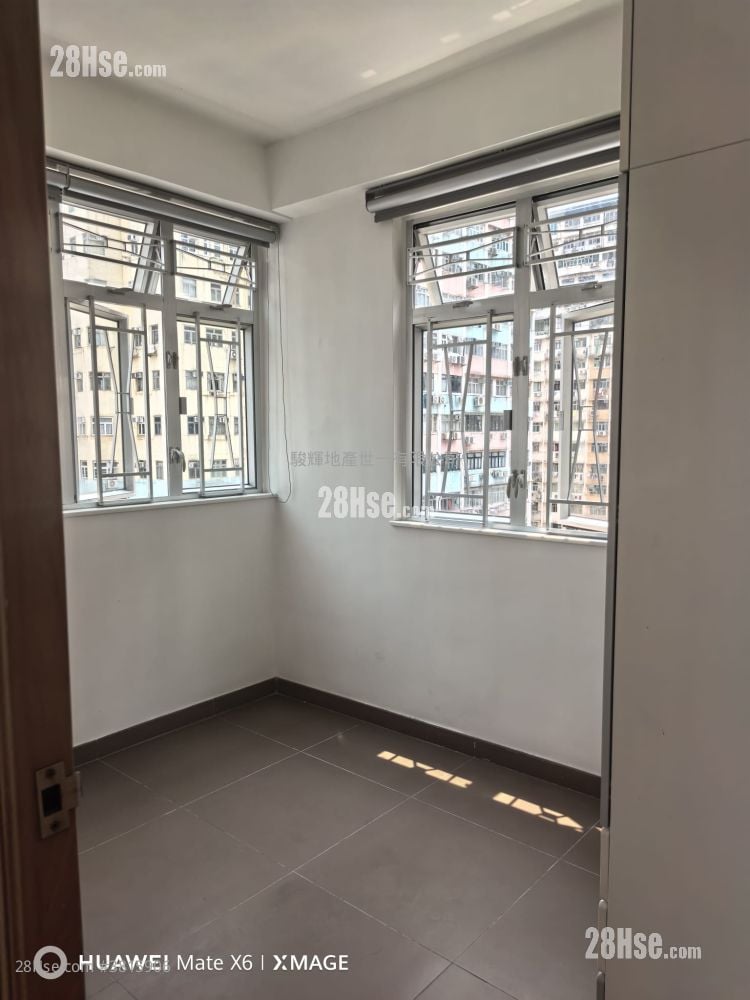 Yen Dack Building Rental 3 Bedrooms , 1 Bathroom 612 ft²