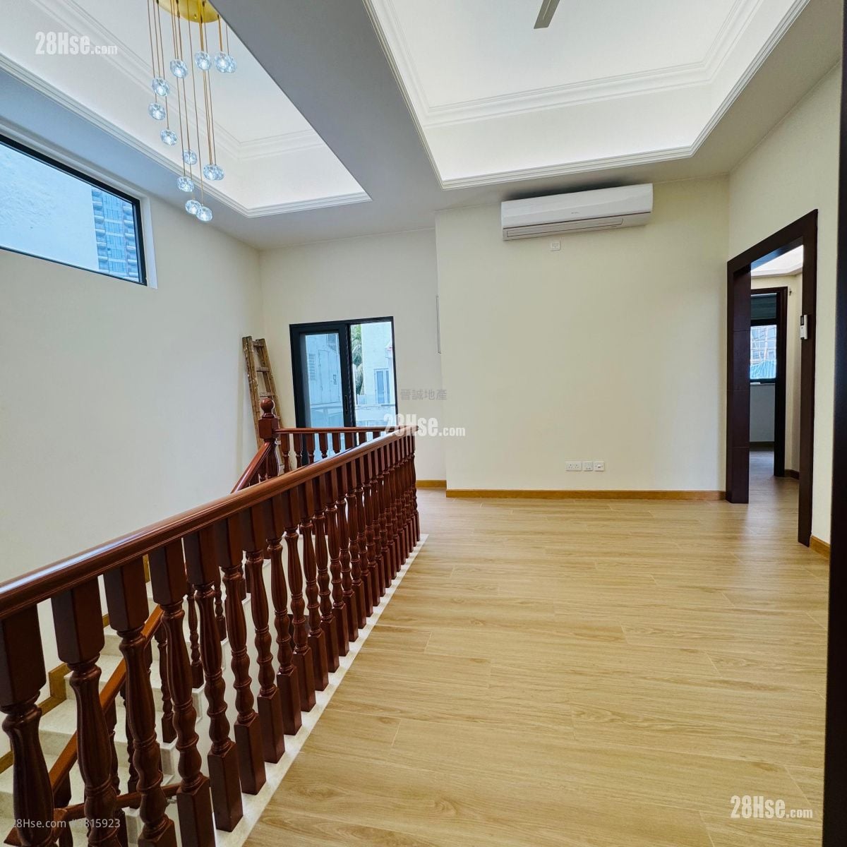 蒙地卡罗别墅 租盘 5+ 房 , 4 浴室 2,044 平方尺