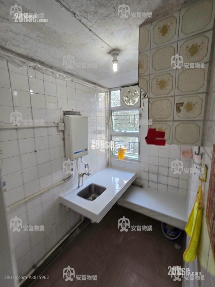 Fu Shin Estate Sell 3 Bedrooms , 1 Bathroom 490 ft²