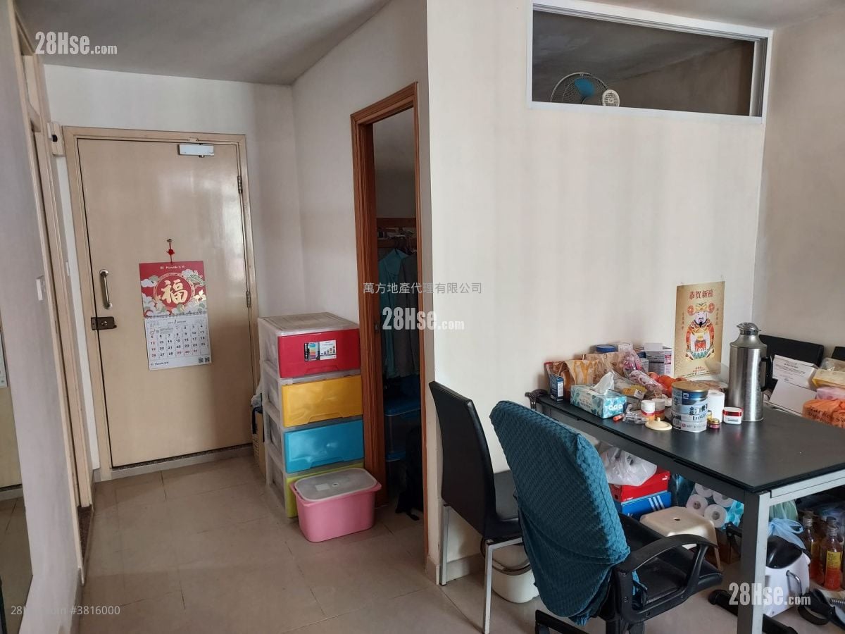 Kam Fung Court Sell 2 Bedrooms , 1 Bathroom 422 ft²