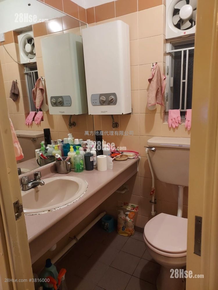 Kam Fung Court Sell 2 Bedrooms , 1 Bathroom 422 ft²