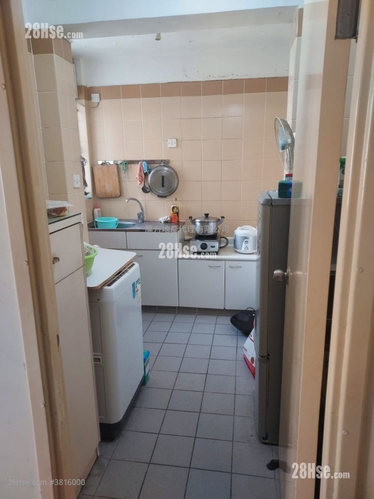 Kam Fung Court Sell 2 Bedrooms , 1 Bathroom 422 ft²