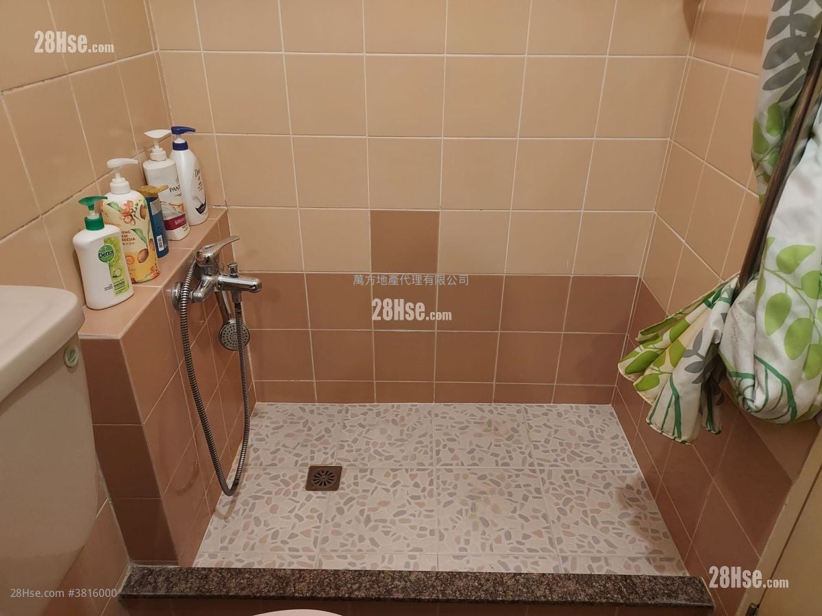 Kam Fung Court Sell 2 Bedrooms , 1 Bathroom 422 ft²