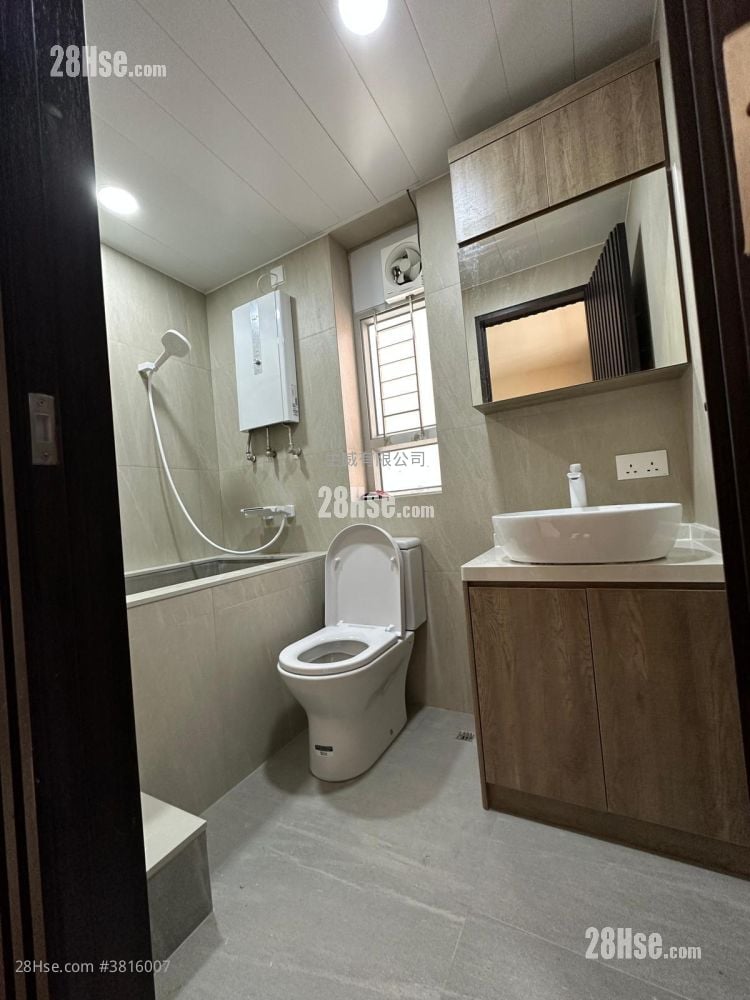 Kam Chun Court Sell 2 Bedrooms , 1 Bathroom 384 ft²