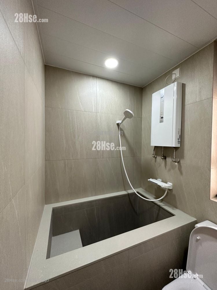 Kam Chun Court Sell 2 Bedrooms , 1 Bathroom 384 ft²