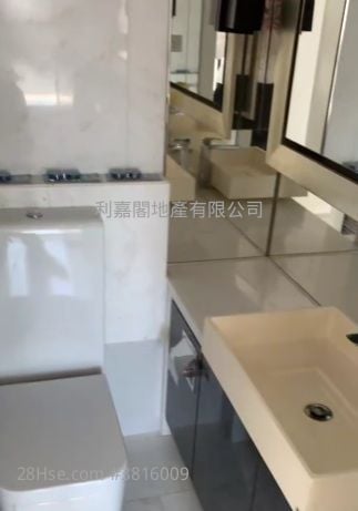 浴室: 尚贤居 售盘 3 房 , 2 浴室 743 平方尺