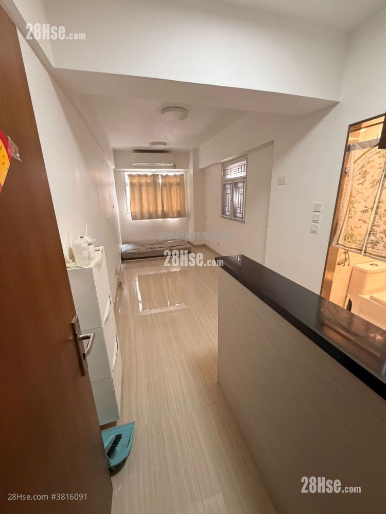 长辉大厦 租盘 208 平方尺