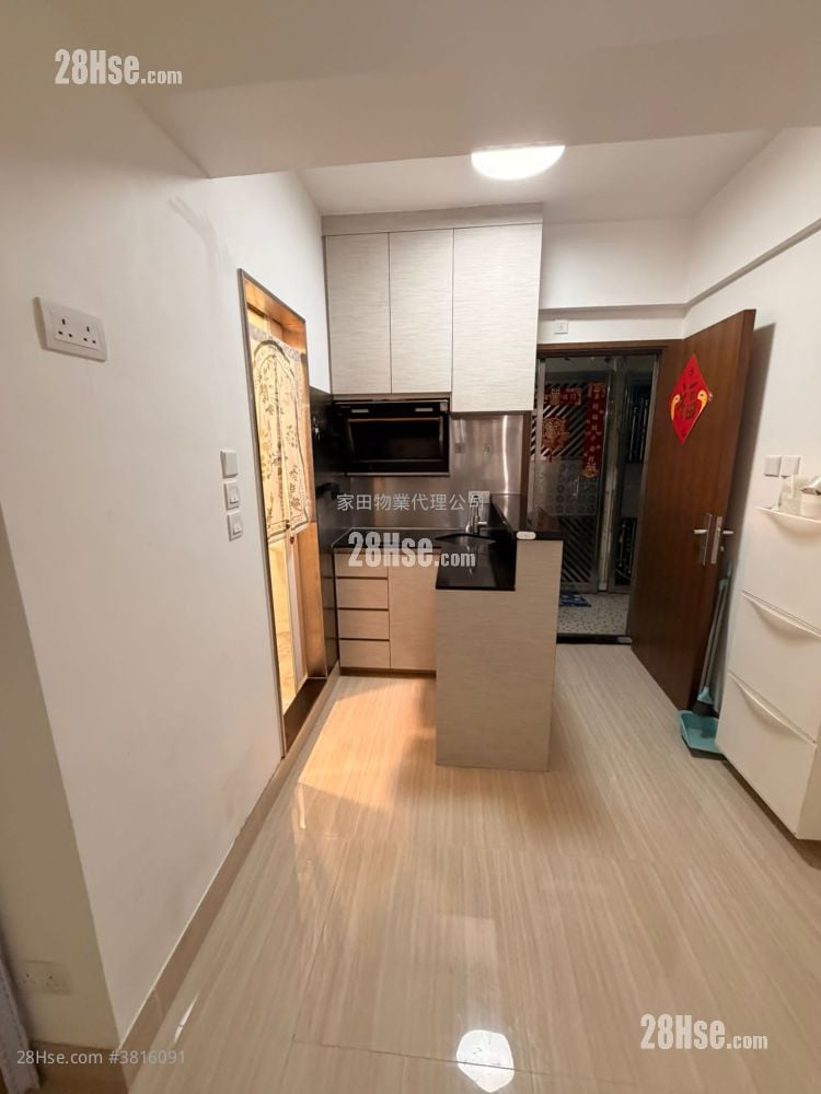 长辉大厦 租盘 208 平方尺