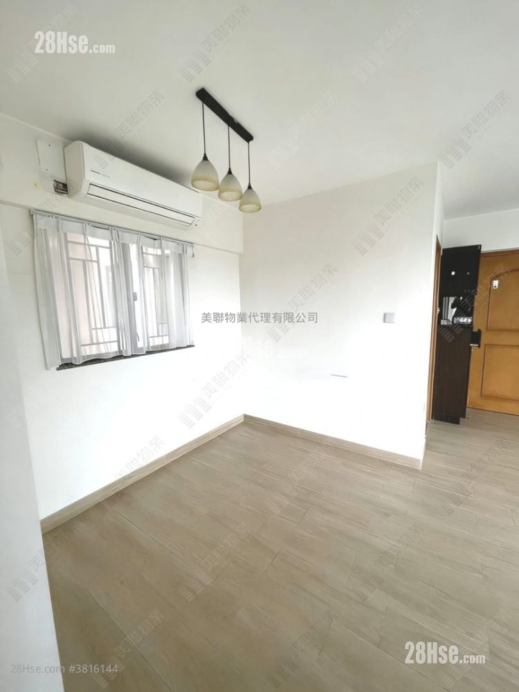 Nan Fung Plaza Sell 3 Bedrooms , 2 Bathrooms 724 ft²