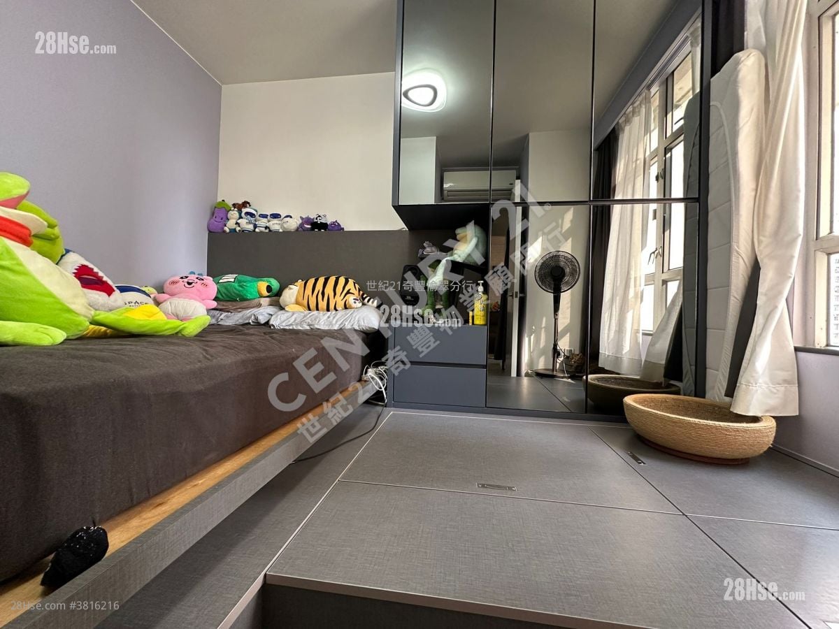 Yu Chui Court Sell 2 Bedrooms , 1 Bathroom 516 ft²