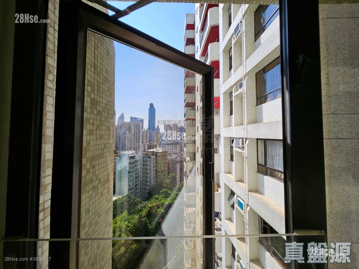 The Crescent Sell 3 Bedrooms 1,840 ft²