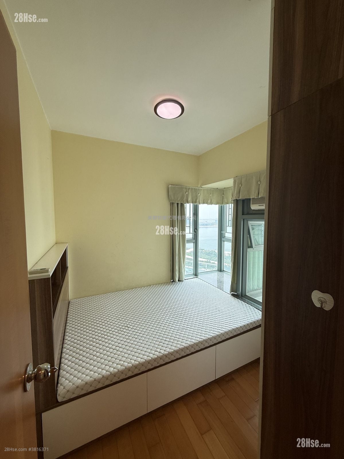 Seaview Crescent Sell 2 Bedrooms , 1 Bathroom 568 ft²