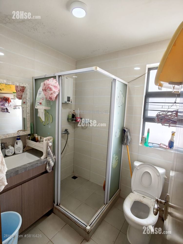 村屋 租盘 4 房 , 2 浴室 700 平方尺