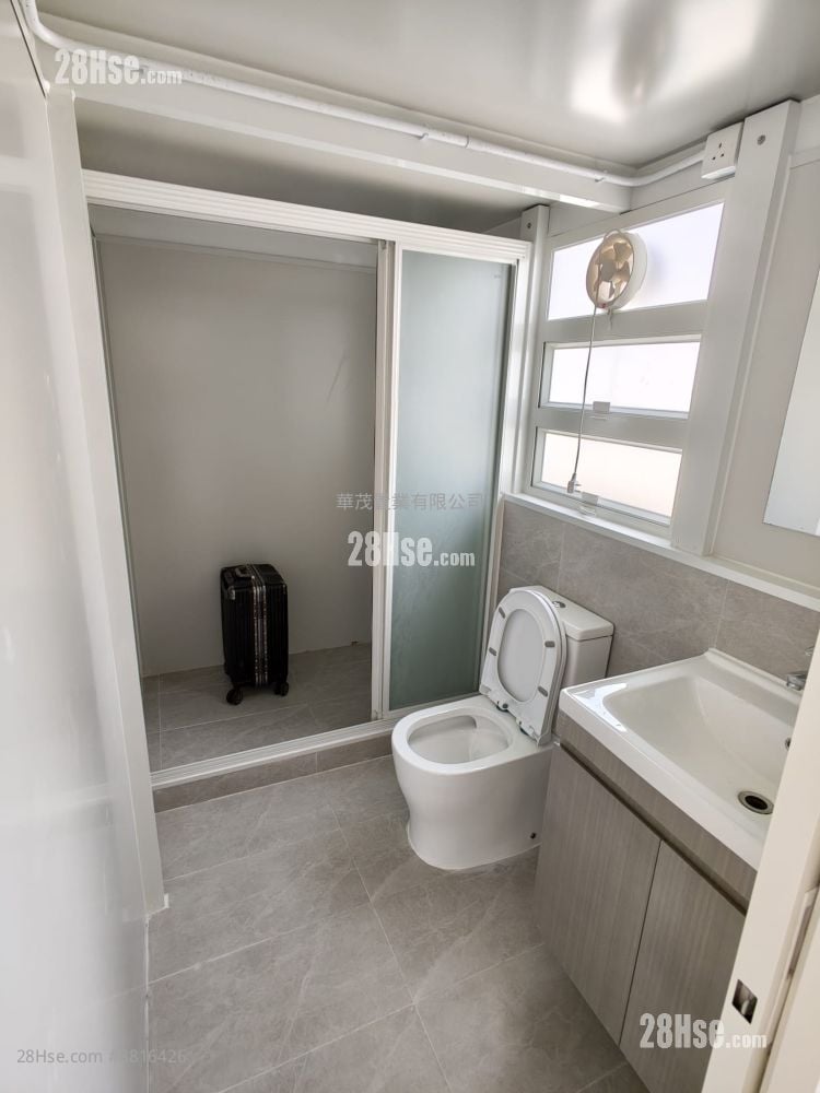 村屋 租盘 4 房 , 2 浴室 700 平方尺