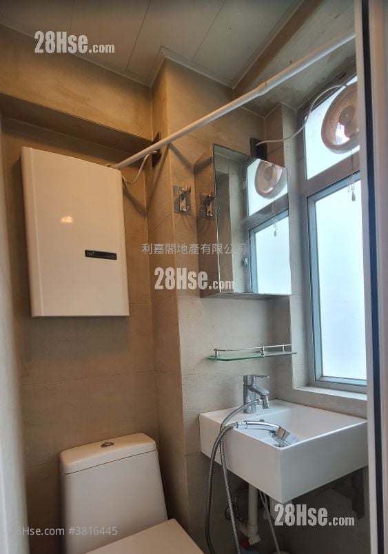 37 Village Road Sell 2 Bedrooms , 3 Bathrooms 732 ft²