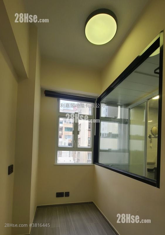 37 Village Road Sell 2 Bedrooms , 3 Bathrooms 732 ft²