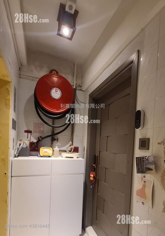 37 Village Road Sell 2 Bedrooms , 3 Bathrooms 732 ft²