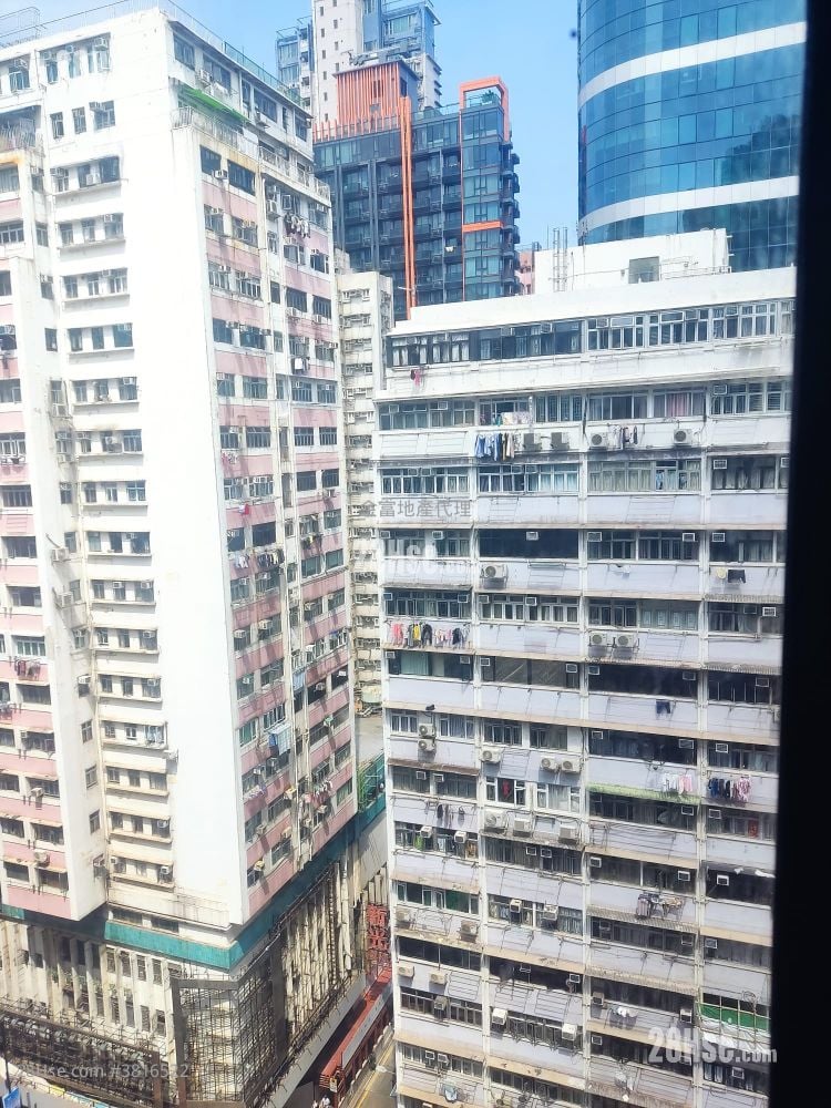 Roca Centre Sell 3 Bedrooms , 2 Bathrooms 747 ft²