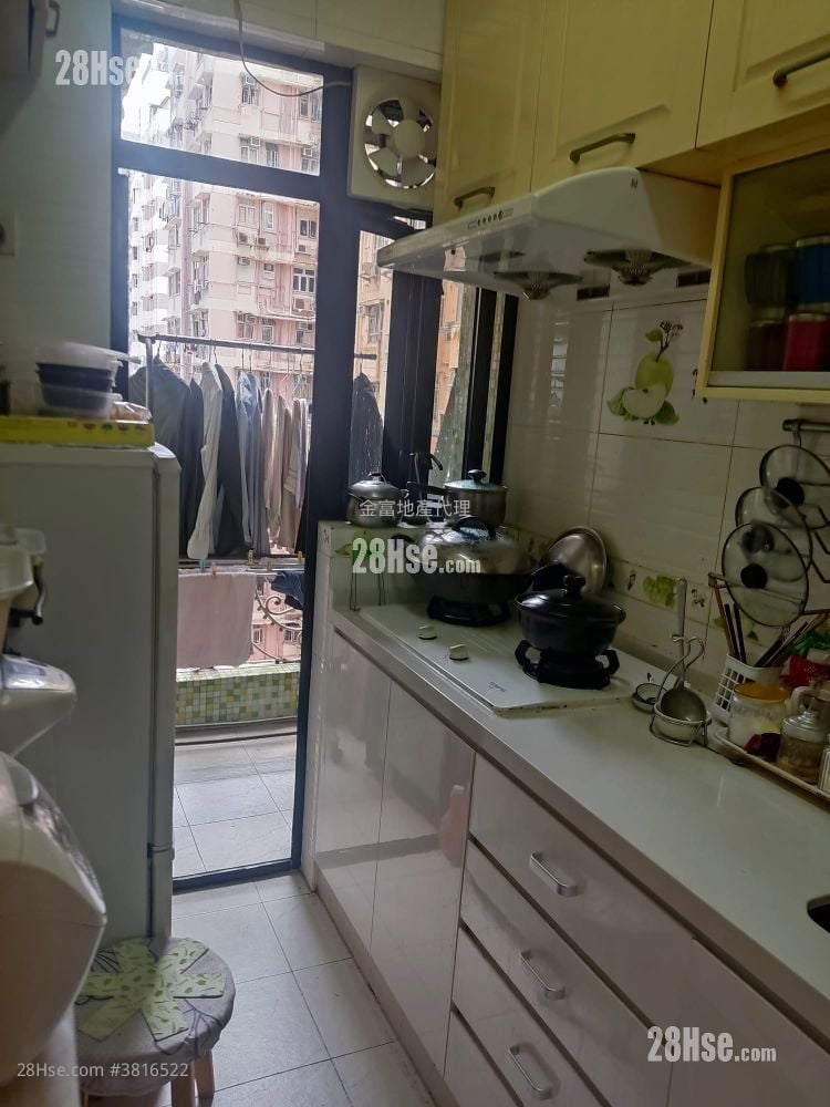 Roca Centre Sell 3 Bedrooms , 2 Bathrooms 747 ft²