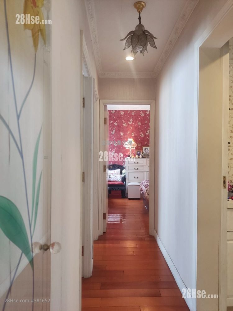 Roca Centre Sell 3 Bedrooms , 2 Bathrooms 747 ft²