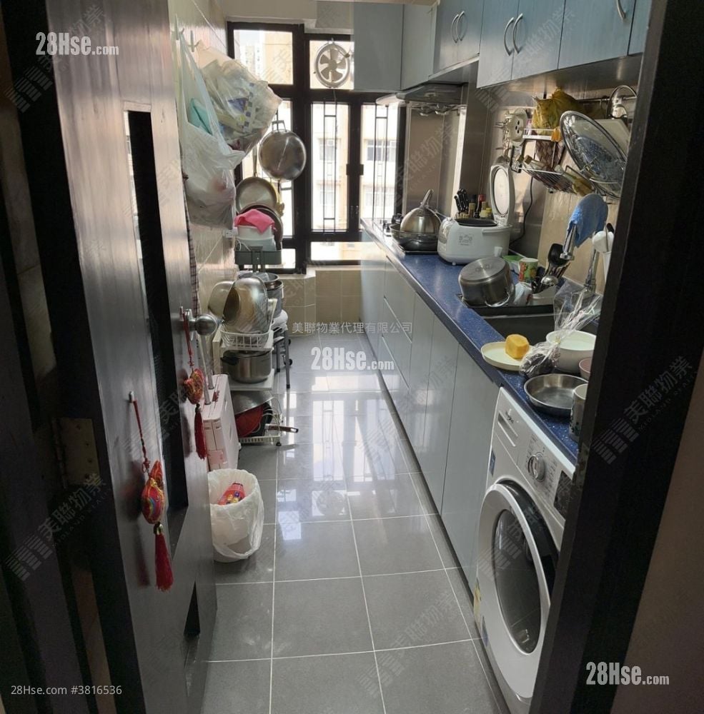 Town Square Sell 3 Bedrooms 608 ft²