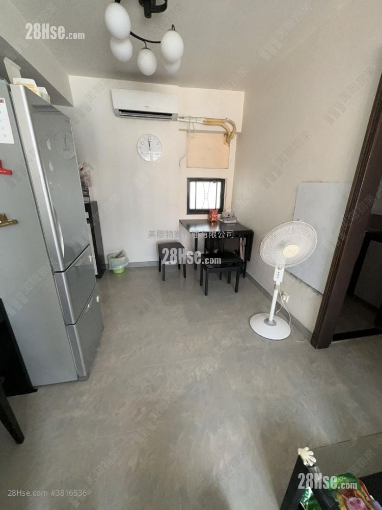 Town Square Sell 3 Bedrooms 608 ft²