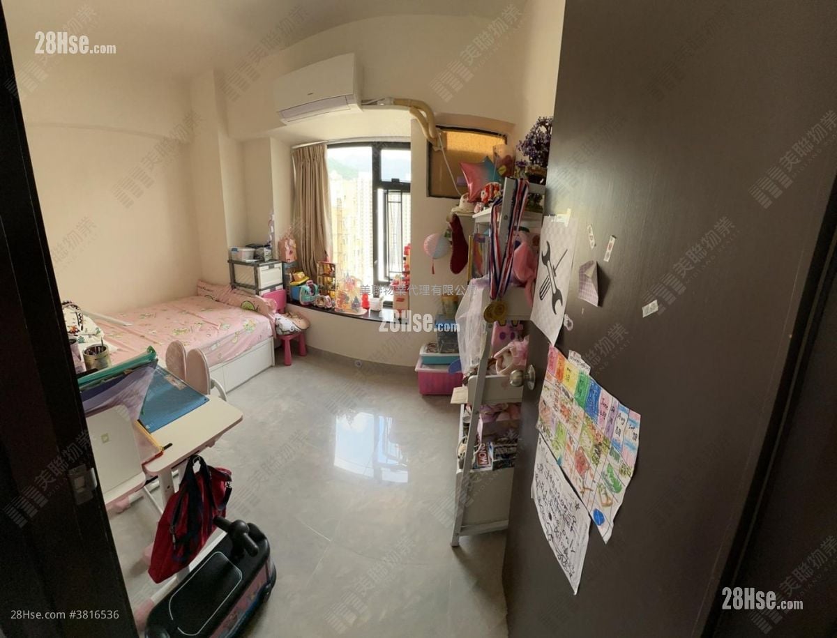 Town Square Sell 3 Bedrooms 608 ft²