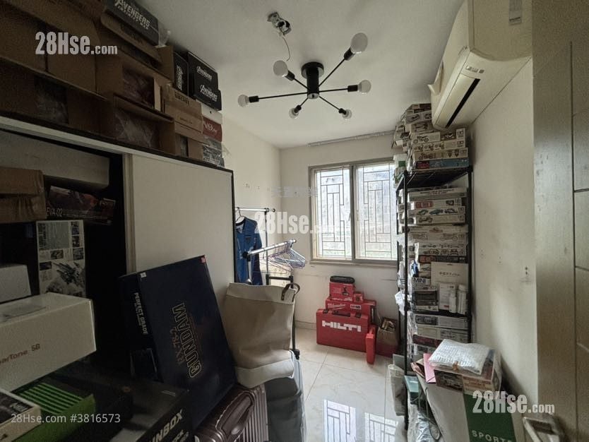 San Hing Tsuen(Tuen Mun) Sell 3 Bedrooms , 1 Bathroom 700 ft²