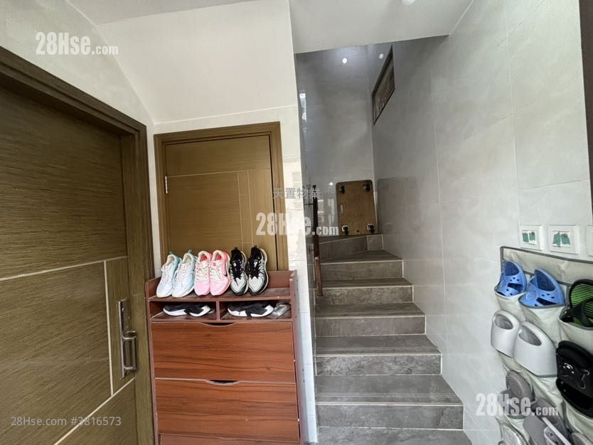 San Hing Tsuen(Tuen Mun) Sell 3 Bedrooms , 1 Bathroom 700 ft²