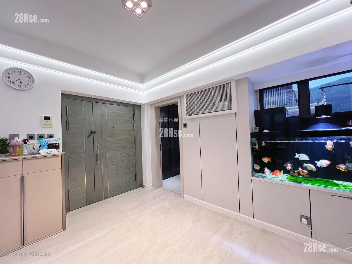 living room: Golden Villa Sell 3 Bedrooms , 2 Bathrooms 1,438 ft²