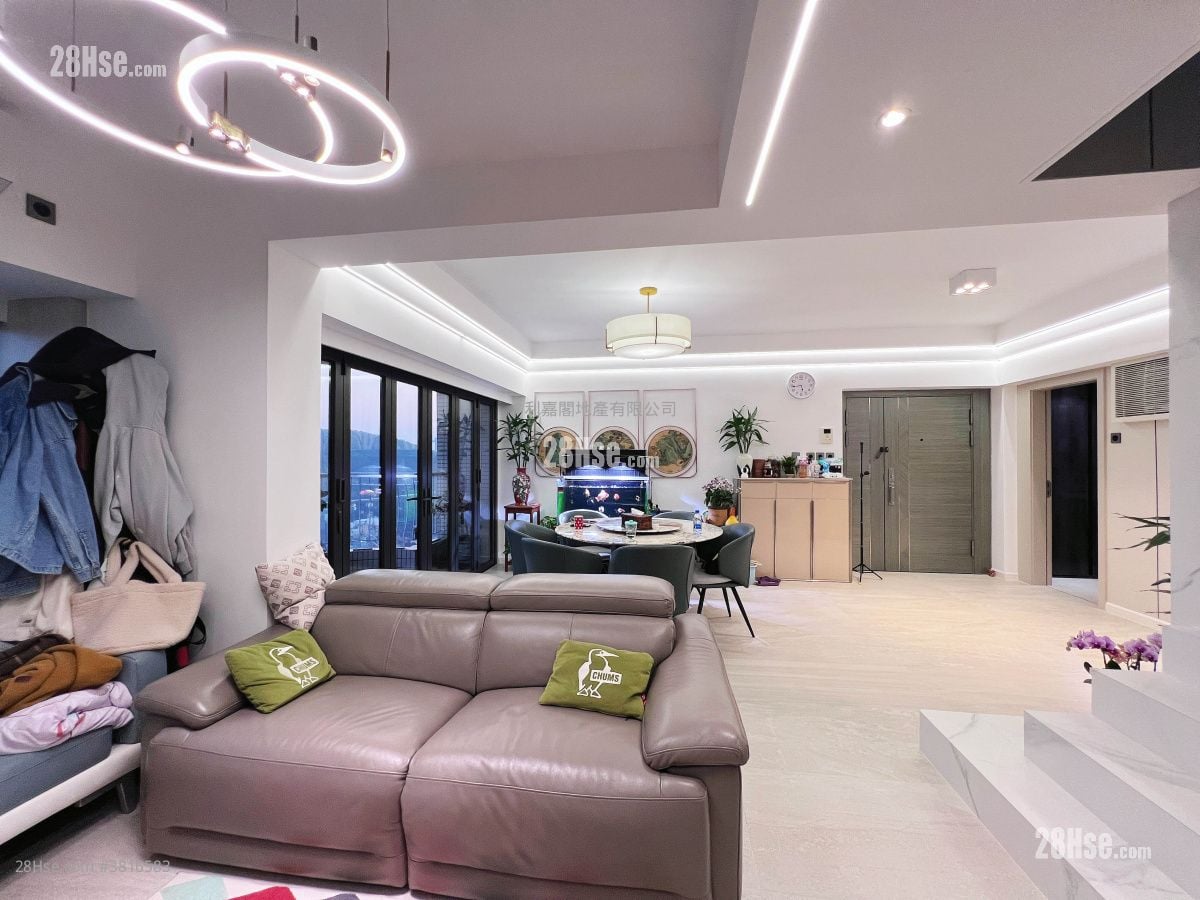 living room: Golden Villa Sell 3 Bedrooms , 2 Bathrooms 1,438 ft²