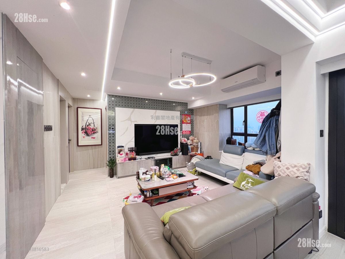 living room: Golden Villa Sell 3 Bedrooms , 2 Bathrooms 1,438 ft²