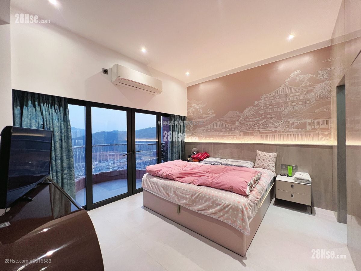 master room: Golden Villa Sell 3 Bedrooms , 2 Bathrooms 1,438 ft²