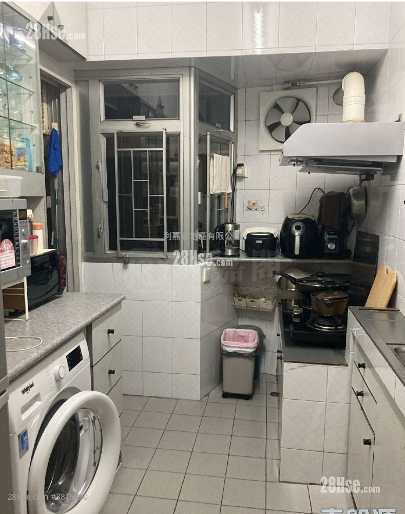 Bo Fung Gardens Sell 3 Bedrooms , 2 Bathrooms 822 ft²